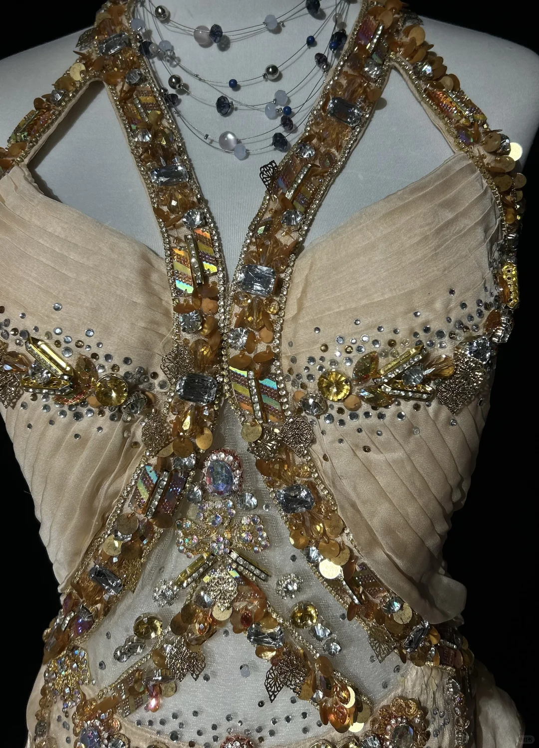 Robe de soirée longue vintage en mousseline de soie, coupe trapèze, col licou, couleur champagne, DP1693