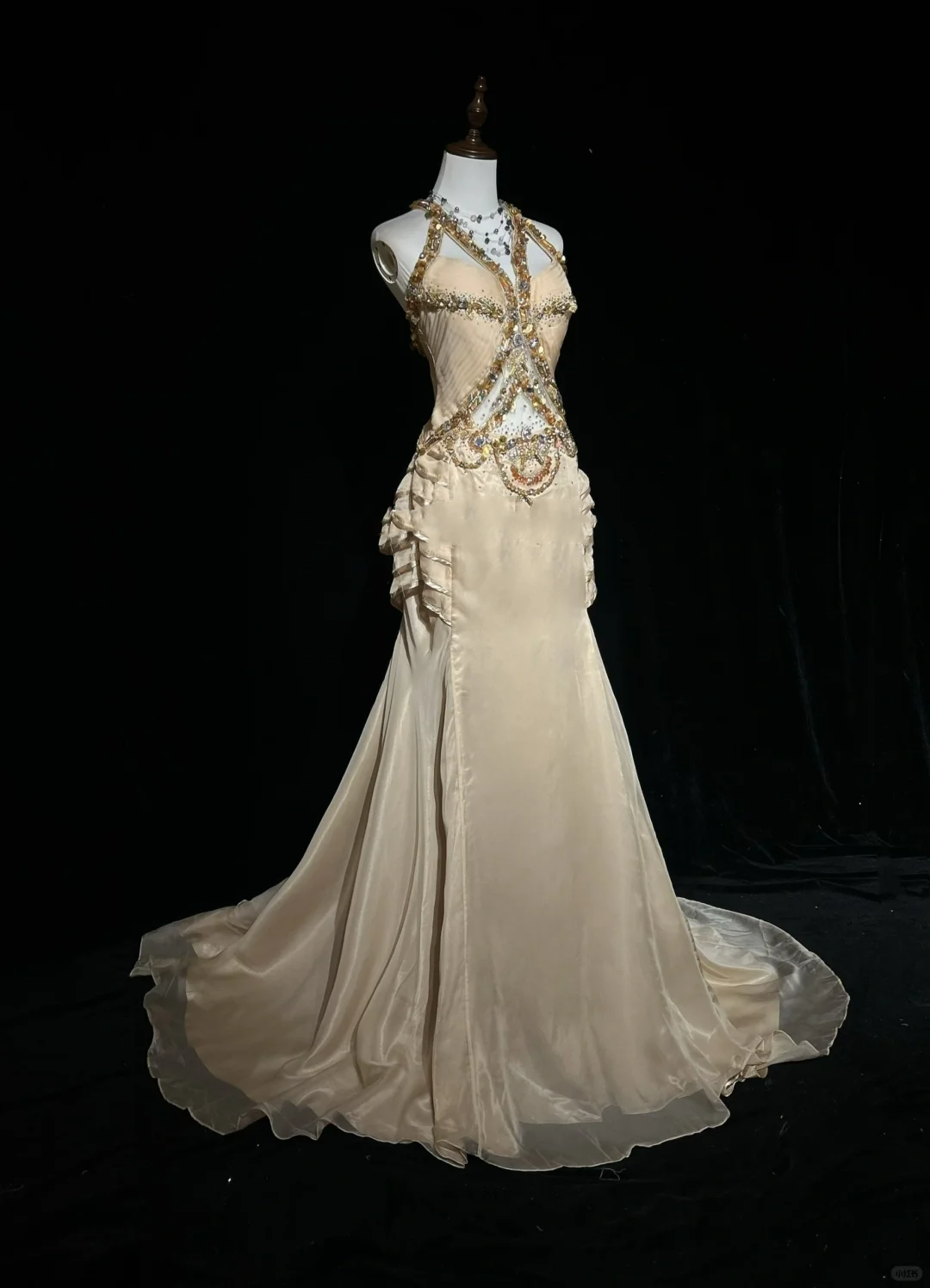 Robe de soirée longue vintage en mousseline de soie, coupe trapèze, col licou, couleur champagne, DP1693