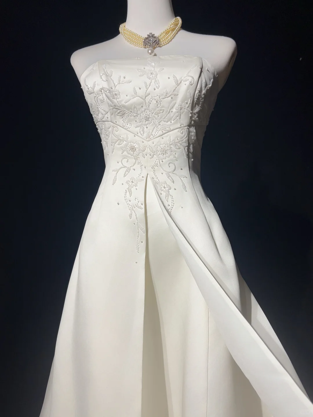 Robe de mariée classique, robe de bal, bustier, satin blanc, robes de mariée minimalistes, DP1698