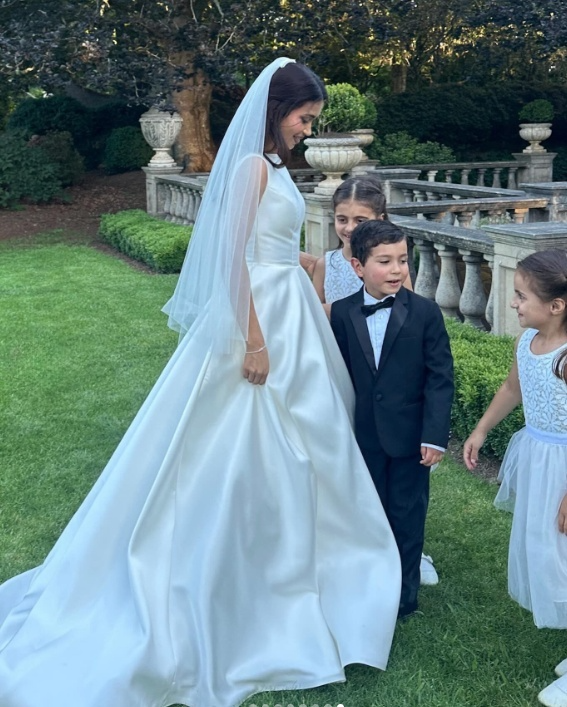 Pretty Wedding Dress Ball Gown Satin White Long Wedding Dresses Bridal Gowns DP1830