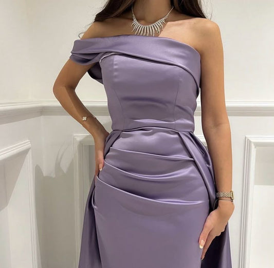 Hübsche Meerjungfrau One-Shoulder Lila Satin Partykleider Formale Sommer Hochzeitsgastkleider Hochzeitsgast-Outfits DP2131