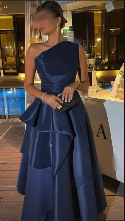 Hübsches A-Linie One-Shoulder-Partykleid aus marineblauem Satin, formelle Sommerkleider für Hochzeitsgäste, Outfits für Hochzeitsgäste, DP2133