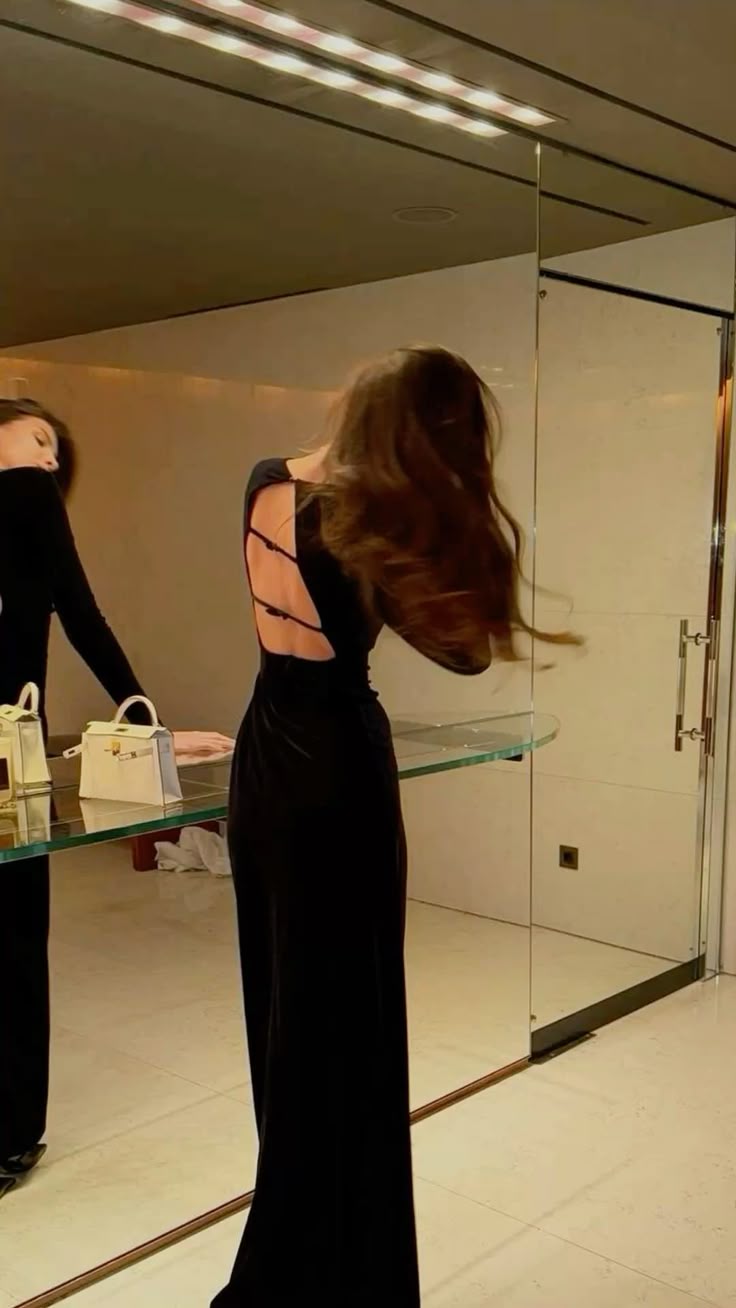 Einfaches A-Linien-U-Ausschnitt-Schwarzes rückenfreies Abendkleid für Abendveranstaltungen Formelle Sommerkleider für Hochzeitsgäste mit Schal Outfits für Hochzeitsgäste DP2204