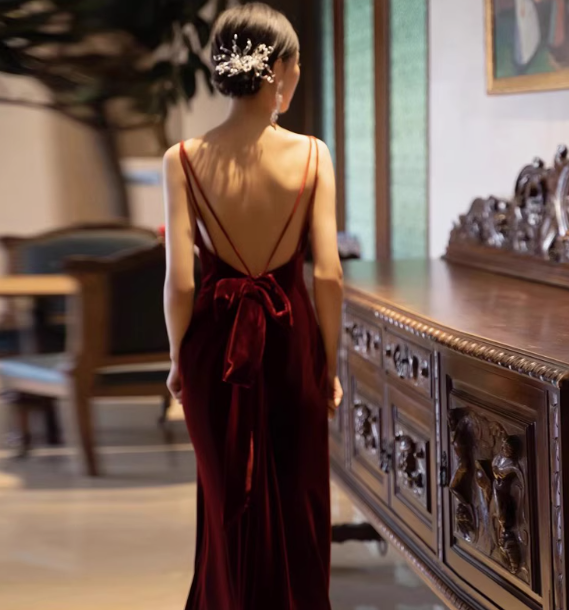 Elegantes Etuikleid mit Spaghettiträgern in Burgunderrot mit Samt, formelle Sommerkleider für Hochzeitsgäste, Outfits für Hochzeitsgäste, DP2274