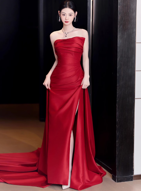 Wunderschönes Etui-Kleid mit trägerlosem roten Satin und Schlitz, Ballkleid für formelle Sommerhochzeitsgäste, Outfits für Hochzeitsgäste, DP2276
