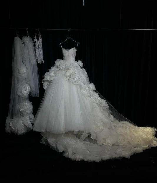 Elegant Strapless Ball Gown Tulle Wedding Dress Timeless Applique Bridal Gown DP2916