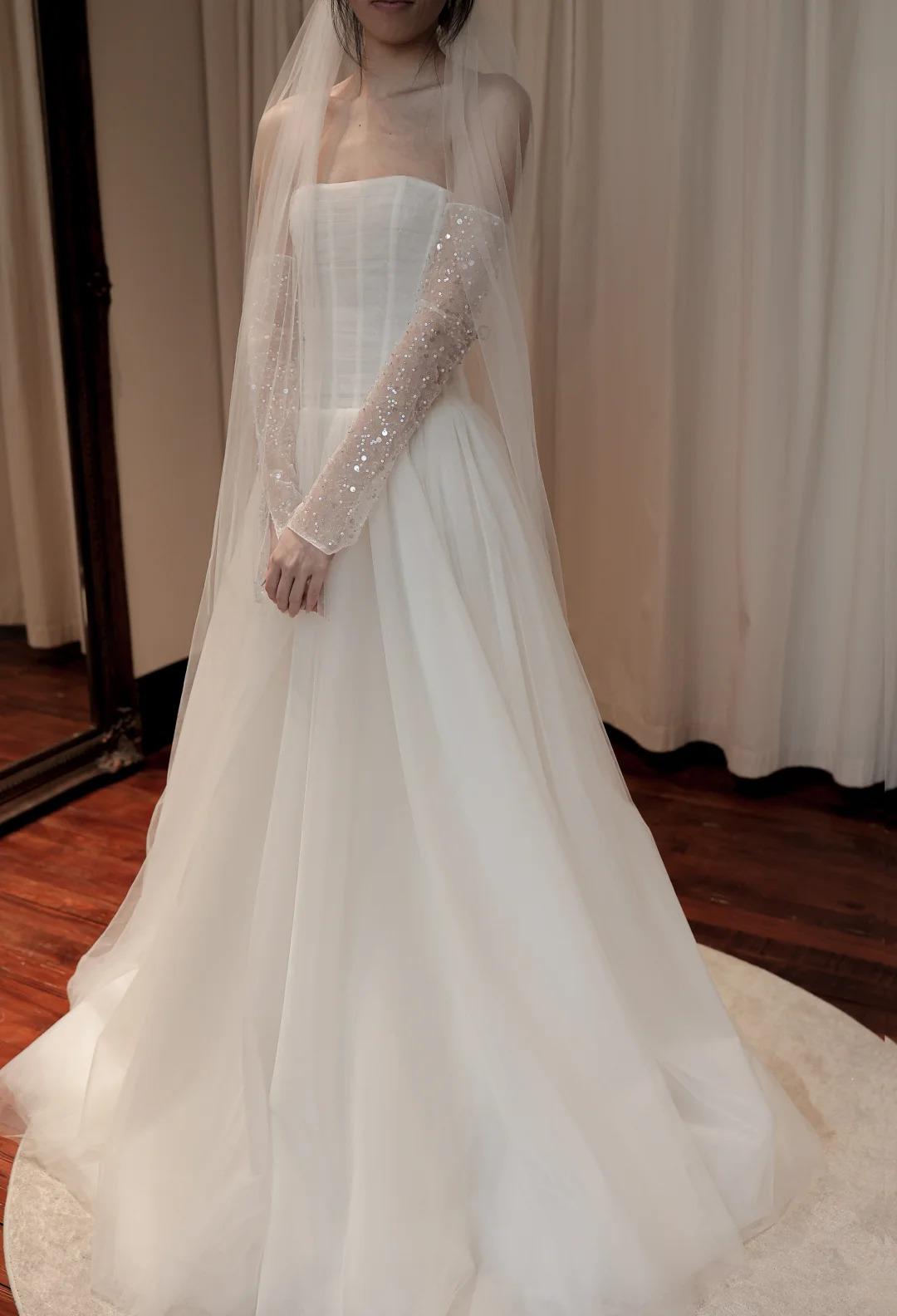 Timeless Strapless Ball Gown Tulle Wedding Dress Elegant Ivory Sleeveless Bridal Dress DP2972