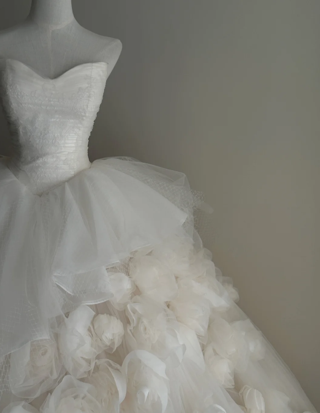 Timeless Strapless Ball Gown Tulle Flower Wedding Dresses, Ivory Bridal Gowns DP3182