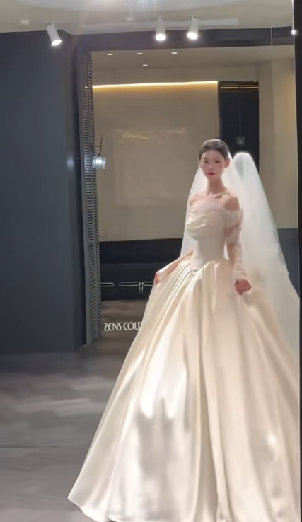 Luxury Off-the-shoulder Ball Gown Long Wedding Dresses Satin White Bridal Gowns Long Sleeve Bridal Dresses DP3765