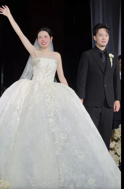 Gorgeous Strapless Ball Gown Lace Long Wedding Dresses Applique White Bridal Gowns Sleeveless Bridal Dresses DP3861