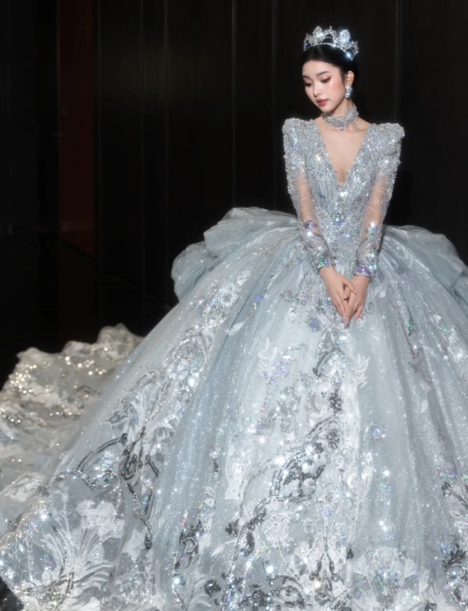 Sparkly V-neck A-Line Tulle Long Wedding Dresses Rhinestone Ice Blue Bridal Gowns Long Sleeve Bridal Dresses DP3870