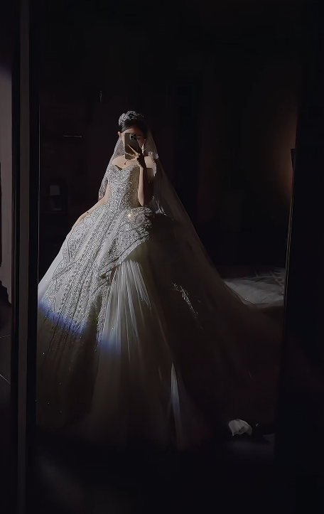 Timeless A-Line Tulle Long Wedding Dresses, Rhinestone White Bridal Gowns, Sleeveless Bridal Dresses DP3979