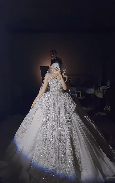 Timeless A-Line Tulle Long Wedding Dresses, Rhinestone White Bridal Gowns, Sleeveless Bridal Dresses DP3979