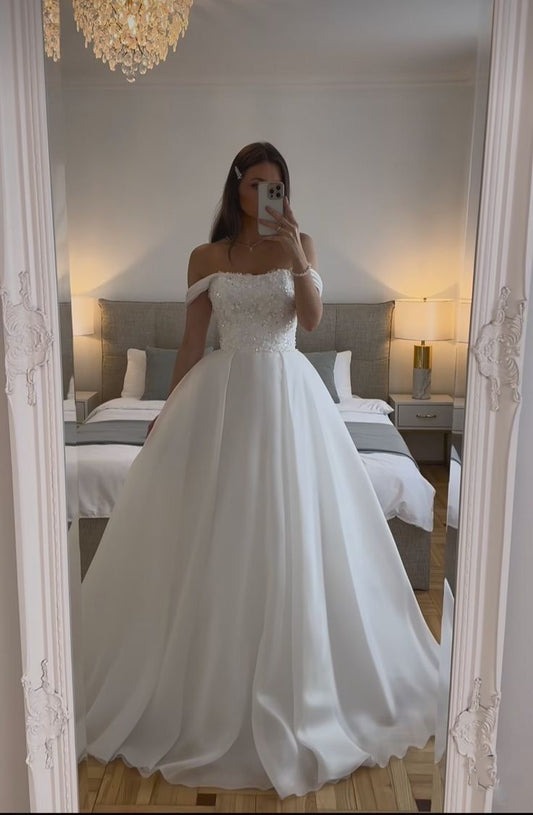 Robe de mariée blanche chic à épaules dénudées et décolleté en cœur, en tulle et à volants, DP617