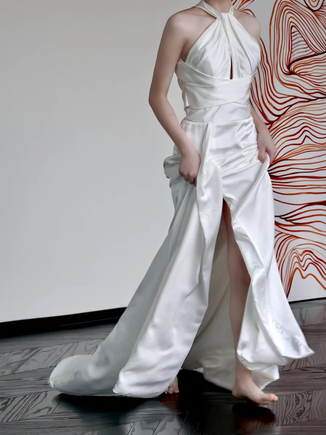 Robe de mariée unique en satin blanc, coupe A-line, décolleté en V, DP662