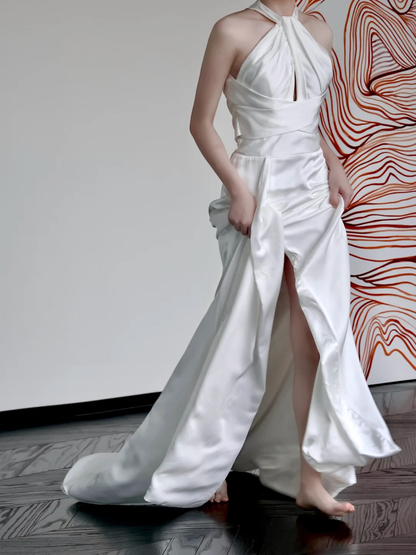 Robe de mariée unique en satin blanc, coupe A-line, décolleté en V, DP662