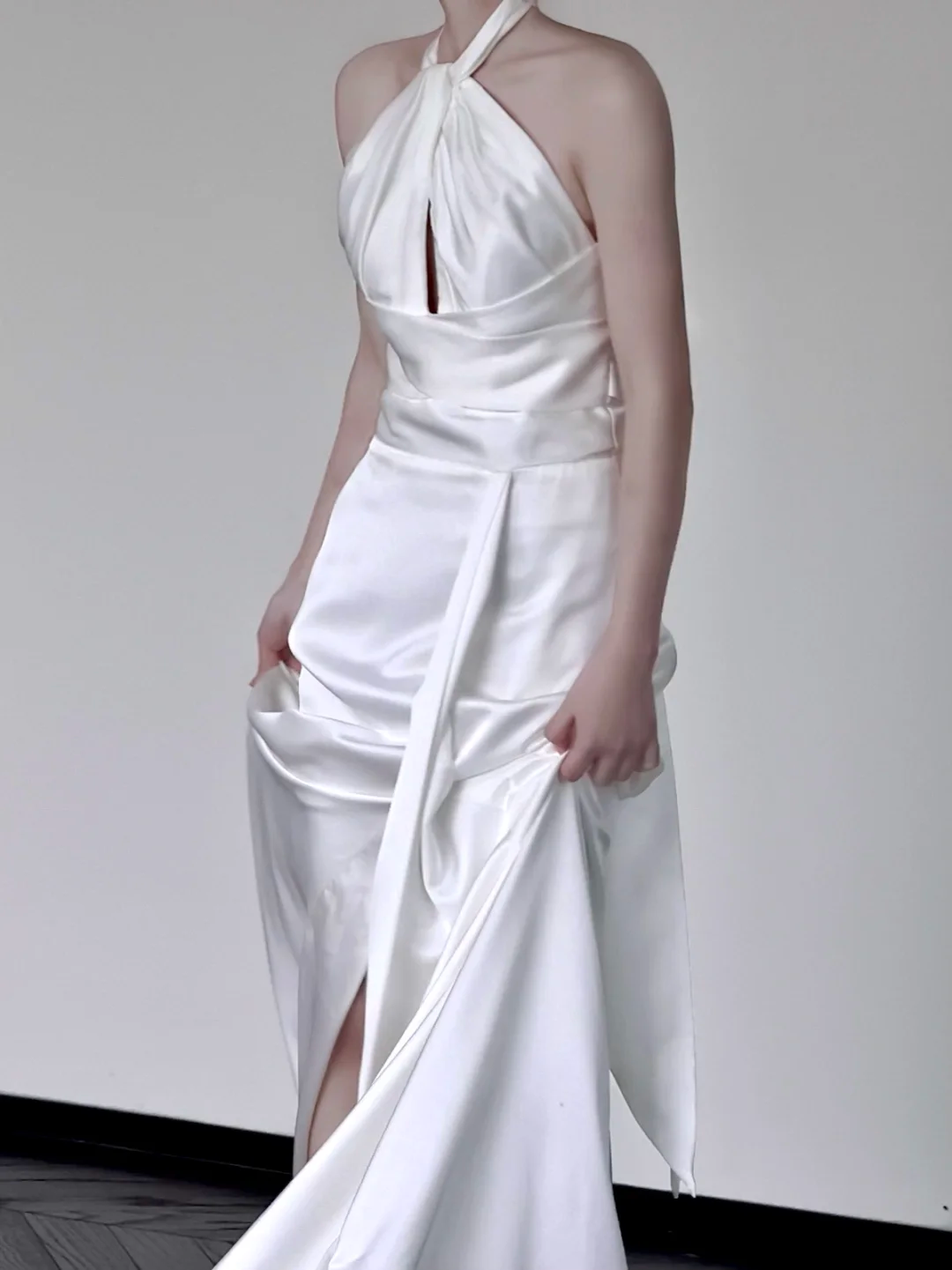 Robe de mariée unique en satin blanc, coupe A-line, décolleté en V, DP662