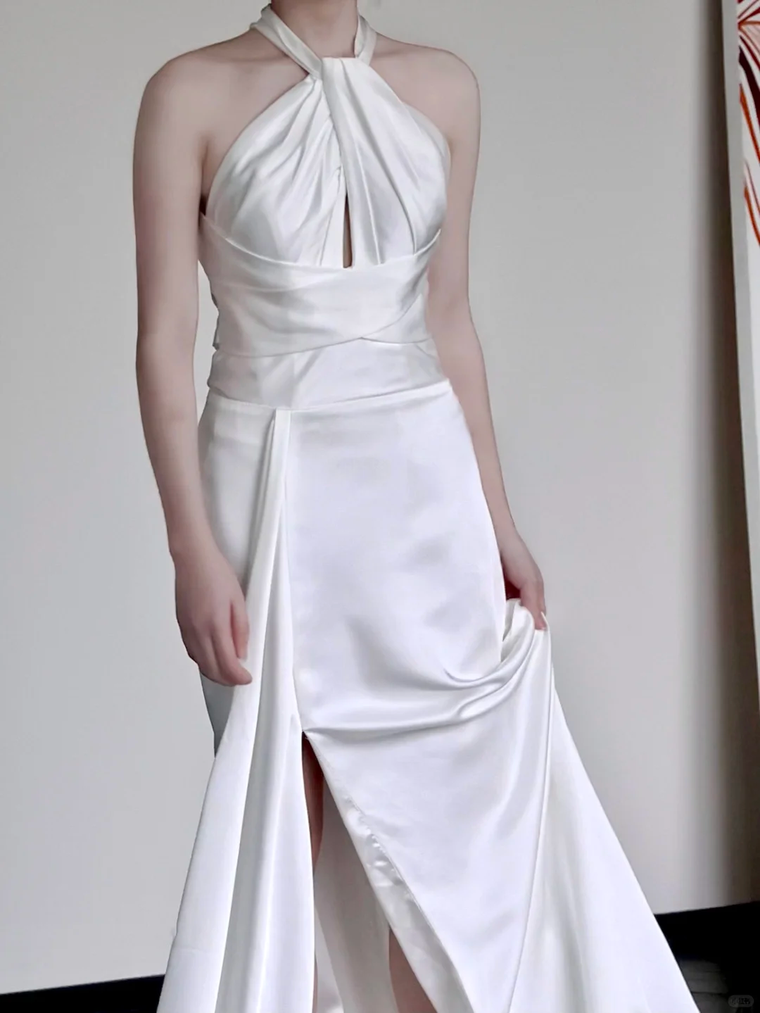 Robe de mariée unique en satin blanc, coupe A-line, décolleté en V, DP662