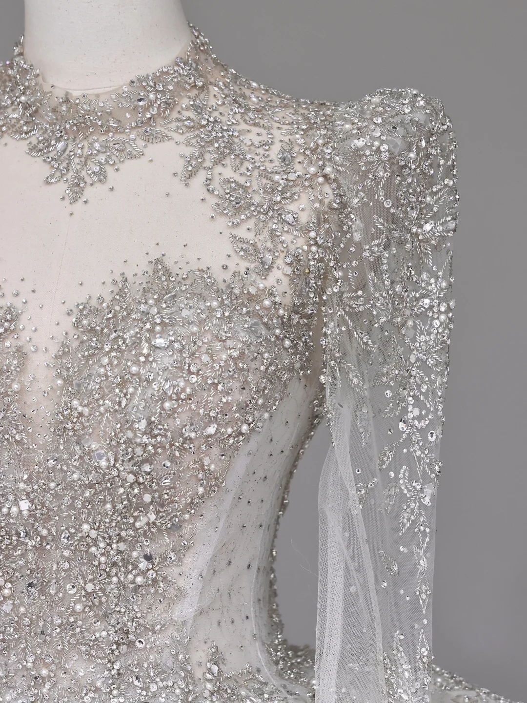 Robe de mariée unique, robe de bal, décolleté haut, manches longues, dentelle blanche, robes de mariée DP667