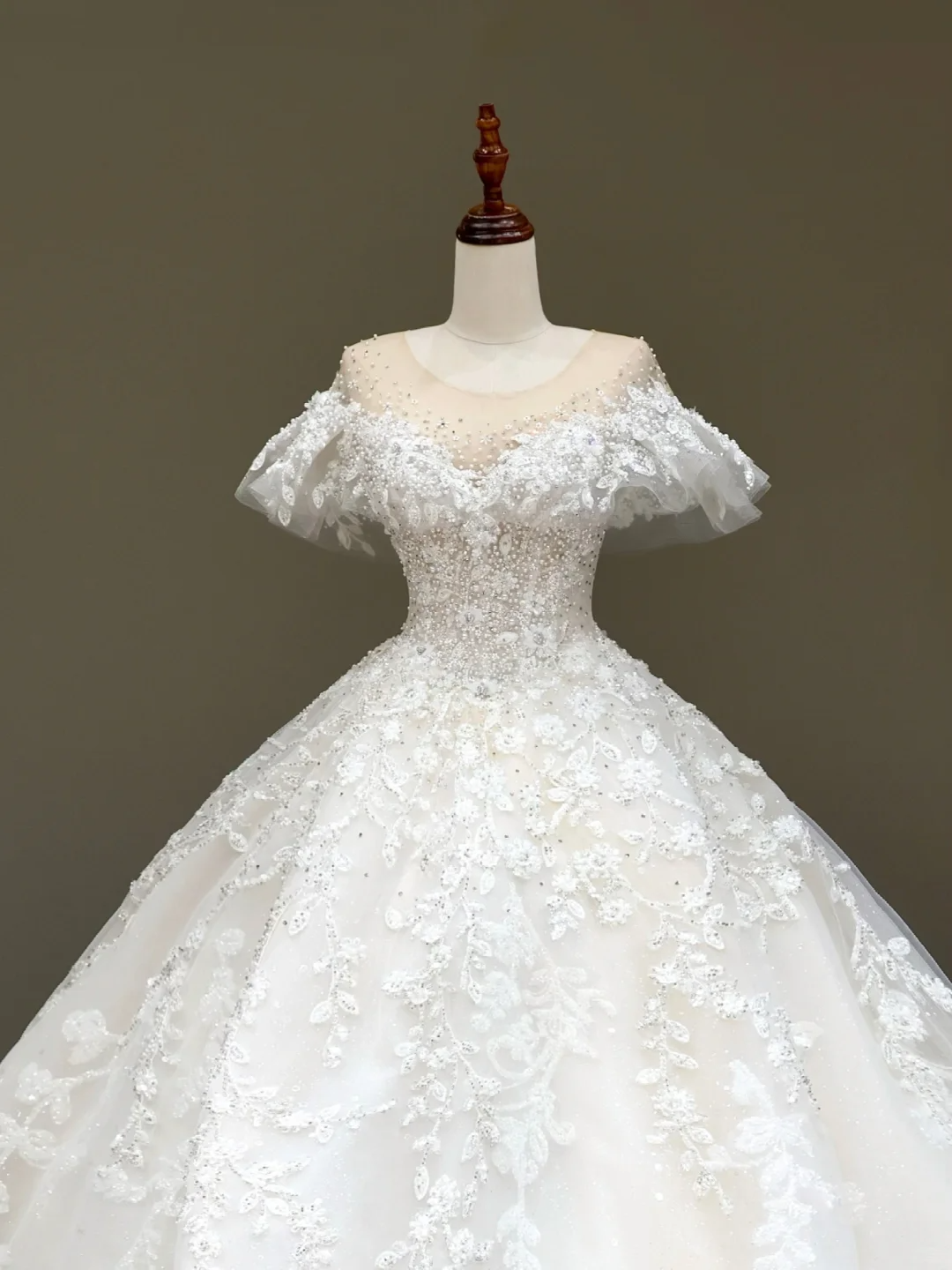 Princess Bridal Gown Ball Gown Scoop Satin White Beads Wedding Dresses With Sleeves Bridal Gowns DP823