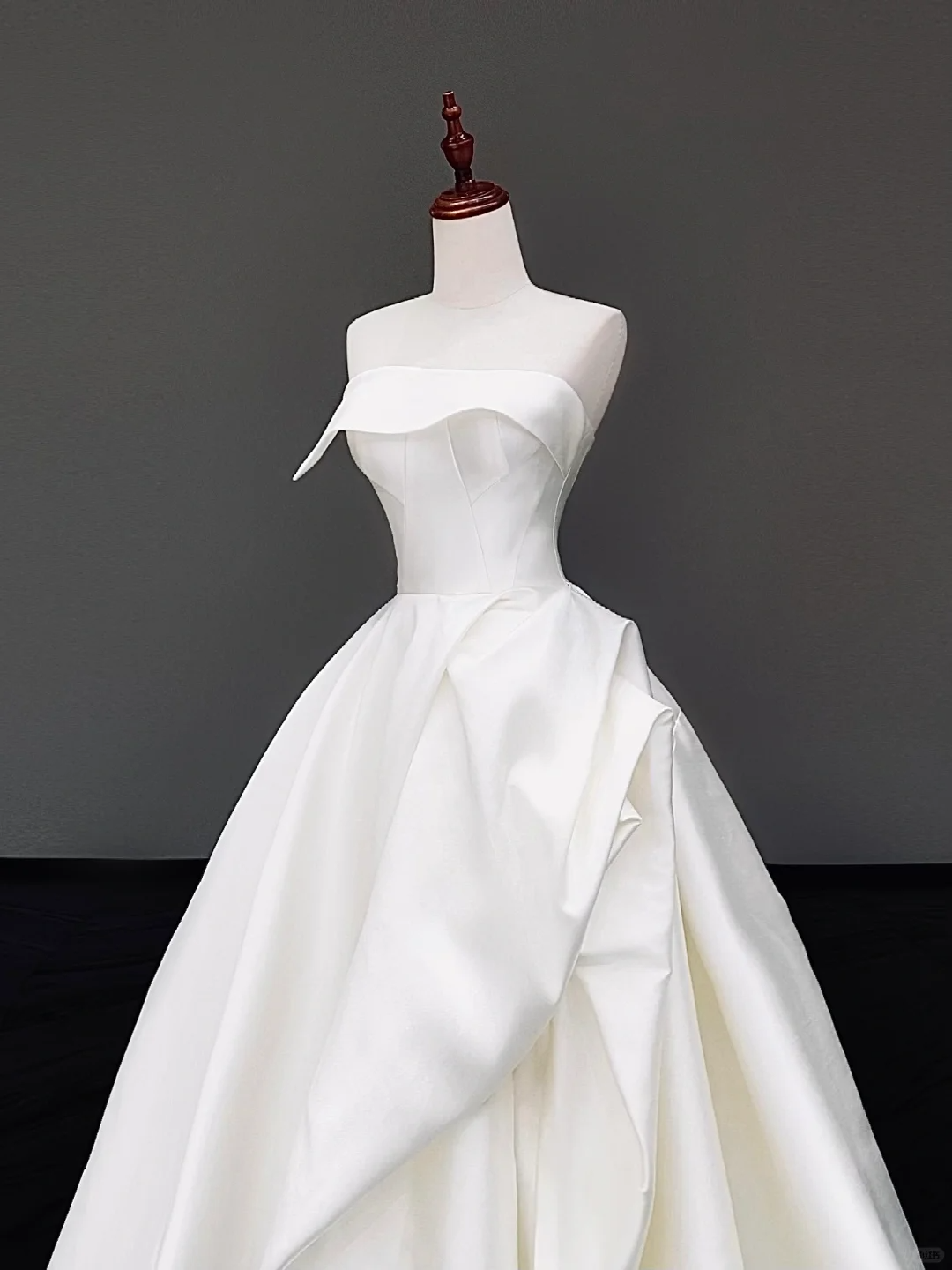 Timeless Bridal Gown Ball Gown Strapless White Satin Wedding Dresses Bridal Gowns DP831