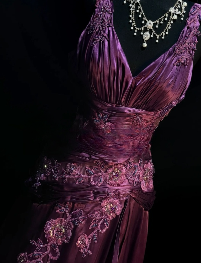 Elegantes rosafarbenes Ballkleid A-Linie V-Ausschnitt Satin langes Abendkleid Perlenbesetztes Geburtstagskleid DP05343