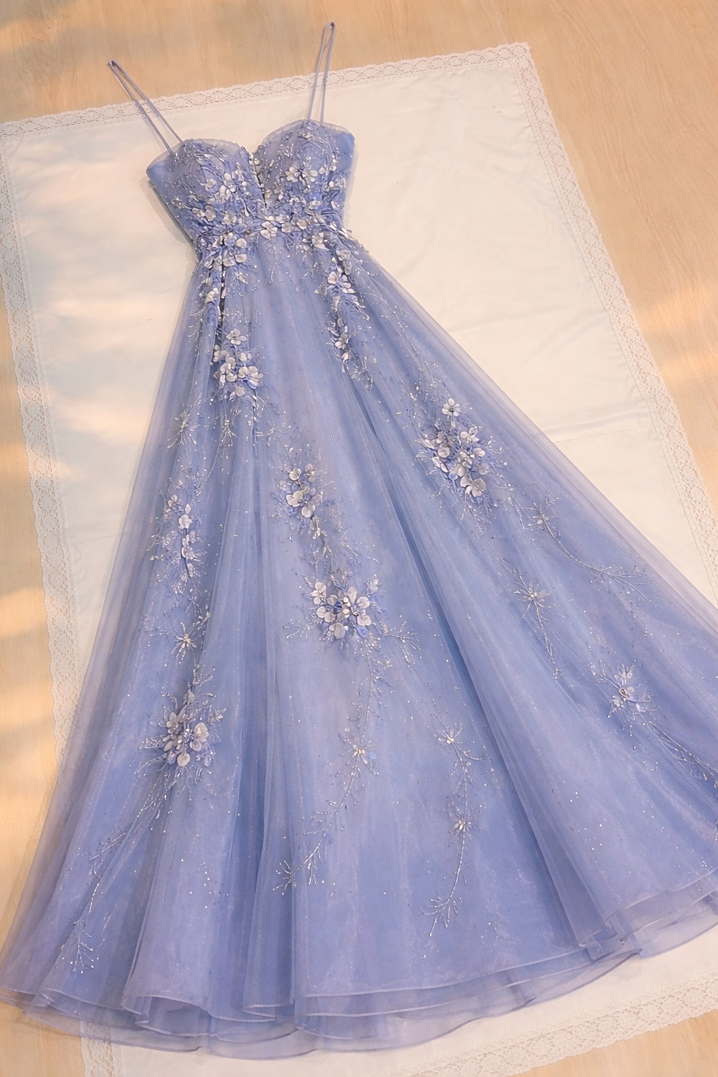 Wunderschönes blaues Ballkleid Spaghettiträger A-Linie Festliches Kleid Tüll Perlenbesetztes langes Abendkleid Ärmelloses Geburtstags-Outfit DW05418