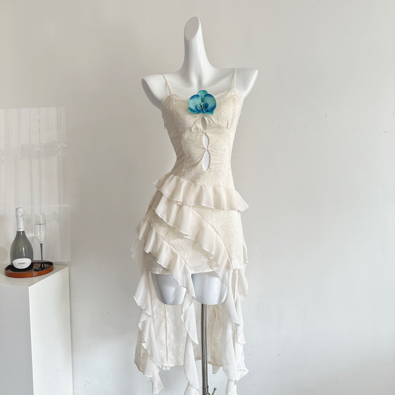 Robe fourreau mignonne à bretelles spaghetti ivoire à volants, tenue décontractée d'été, robes courtes de vacances DP1408