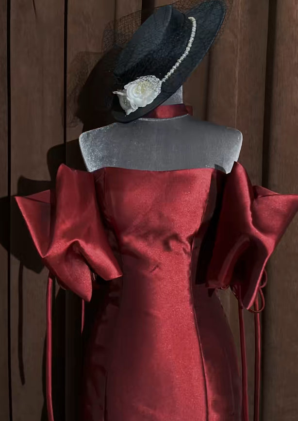 Robe de bal rouge élégante en satin sans bretelles, coupe trapèze, S1059