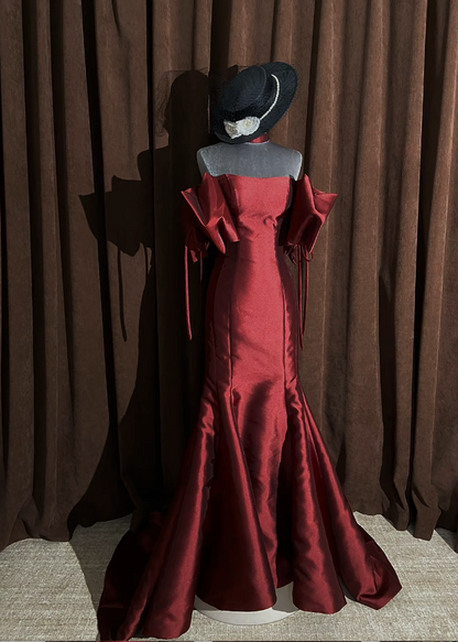 Robe de bal rouge élégante en satin sans bretelles, coupe trapèze, S1059