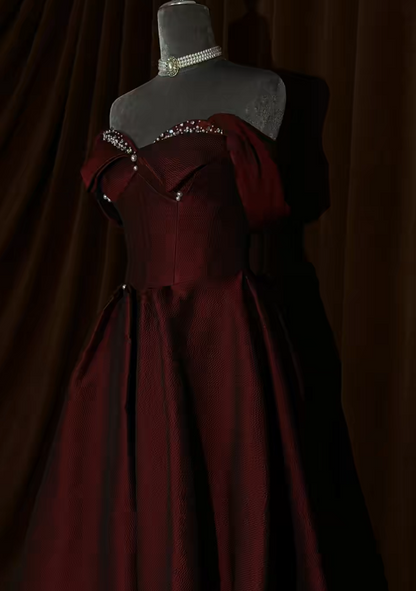 Robe de bal rouge élégante en satin, décolleté cœur, coupe trapèze, S1060
