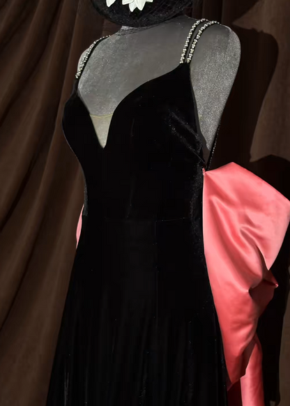Robe de bal noire élégante en velours à fines bretelles, coupe fourreau, référence S1062