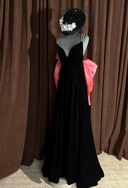 Robe de bal noire élégante en velours à fines bretelles, coupe fourreau, référence S1062