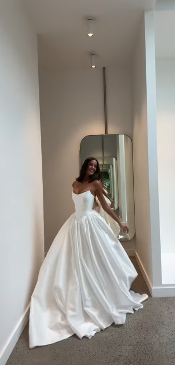Simple Wedding Dress Ball Gown Strapless Satin White Wedding Dresses Bridal Gowns W0110
