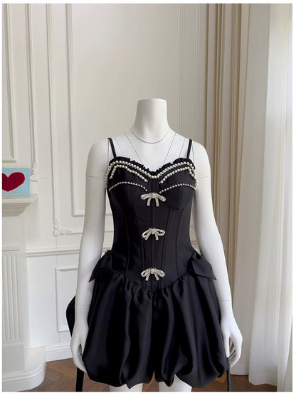 Robe trapèze élégante à bretelles spaghetti, petite robe noire en satin sans manches, robe de soirée courte pour le collège, robe de cocktail d'été, tenue d'anniversaire W990