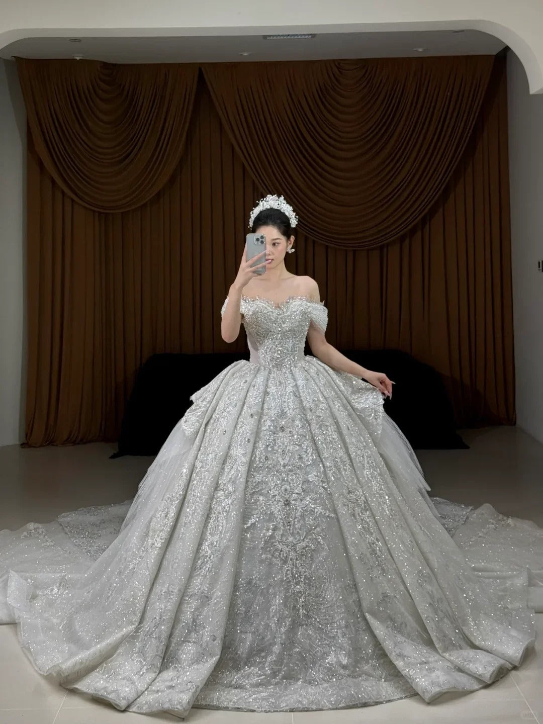 Romantic Bridal Gown Ball Gown Off The Shoulder White Tulle Floor Length Long Sleeves Wedding Dresses Minimalist Bridal Gowns WD049