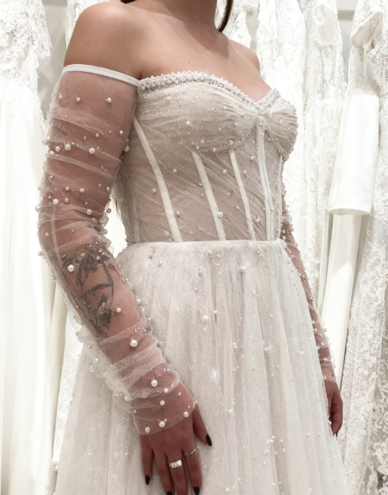 Romantic Bridal Gown Ball Gown Off The Shoulder White Tulle Pearls Floor Length Long Sleeves Wedding Dresses Minimalist Bridal Gowns WD050