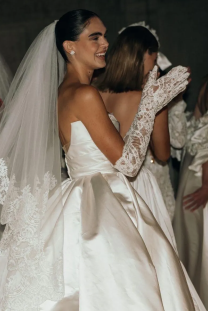 Pretty Wedding Dress Ball Gown Strapless Ivory Satin Long Wedding Dresses Bridal Gowns WD053