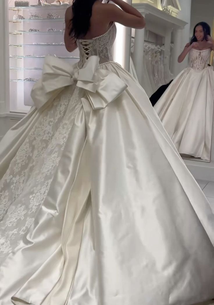 Magnifique robe de bal bustier sans manches en satin blanc plissé en dentelle, robe de mariée modeste, robe de mariée princesse DH1480