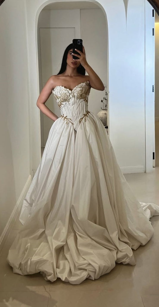 Magnifique robe de bal en satin blanc plissé, décolleté en cœur, sans manches, perles dorées, robe de mariée modeste, robe de mariée princesse, DH1481