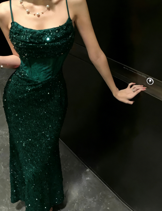Robe de bal chic bordeaux à sequins, fourreau, bretelles spaghetti, sans manches, idéale pour un anniversaire (DP05222)