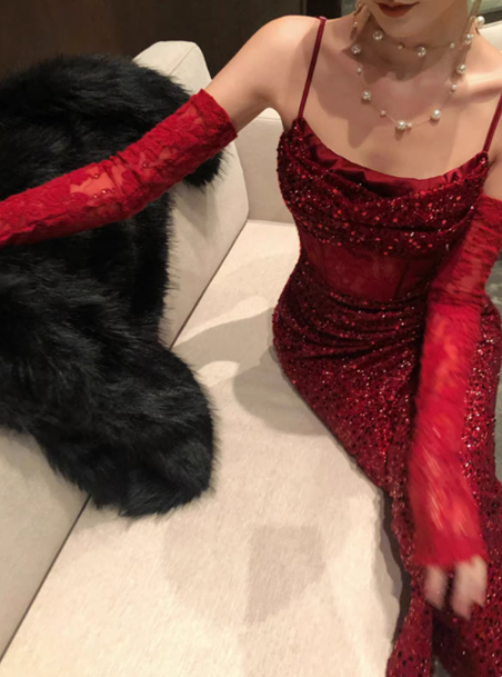 Robe de bal chic bordeaux à sequins, fourreau, bretelles spaghetti, sans manches, idéale pour un anniversaire (DP05222)