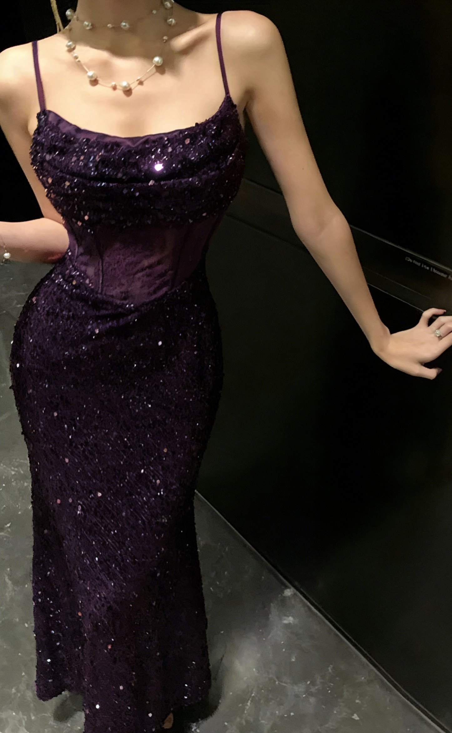 Robe de bal chic bordeaux à sequins, fourreau, bretelles spaghetti, sans manches, idéale pour un anniversaire (DP05222)