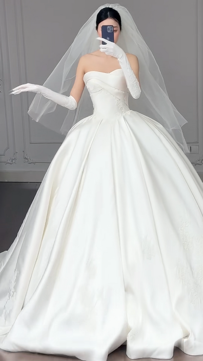 Glamouröses A-Linien-Brautkleid, trägerlos, Satin, ärmellos, Weiß DP05326