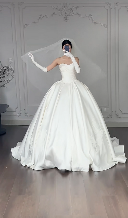 Glamouröses A-Linien-Brautkleid, trägerlos, Satin, ärmellos, Weiß DP05326