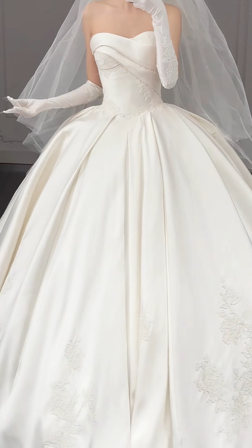 Glamouröses A-Linien-Brautkleid, trägerlos, Satin, ärmellos, Weiß DP05326