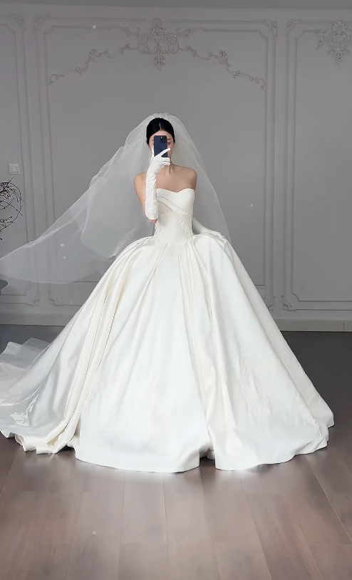 Glamouröses A-Linien-Brautkleid, trägerlos, Satin, ärmellos, Weiß DP05326