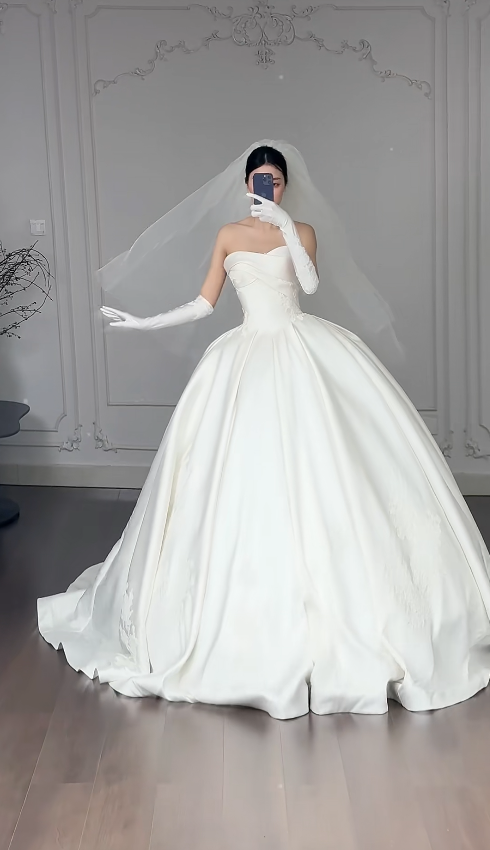 Glamouröses A-Linien-Brautkleid, trägerlos, Satin, ärmellos, Weiß DP05326