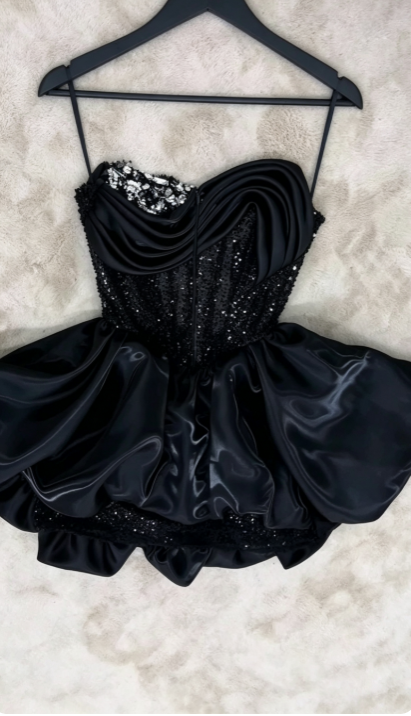 Jolie Robe de Soirée Noire Coupe Trapèze en Satin Courte DP07265