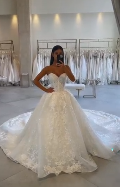 Classic Bridal Gown Ball Gown Sweetheart Lace White Wedding Dresses Minimalist Bridal Gowns DP1326